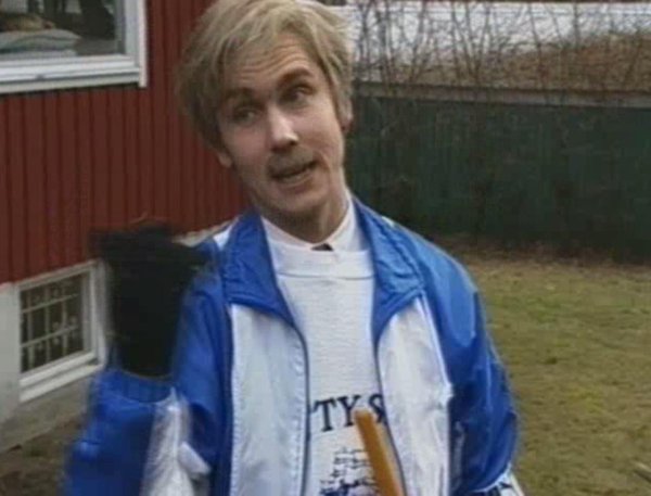"Jaså det ska grillas?" "Du vet att Berit har köpt några finfina jättestora härliga flintastekar på Vivo."