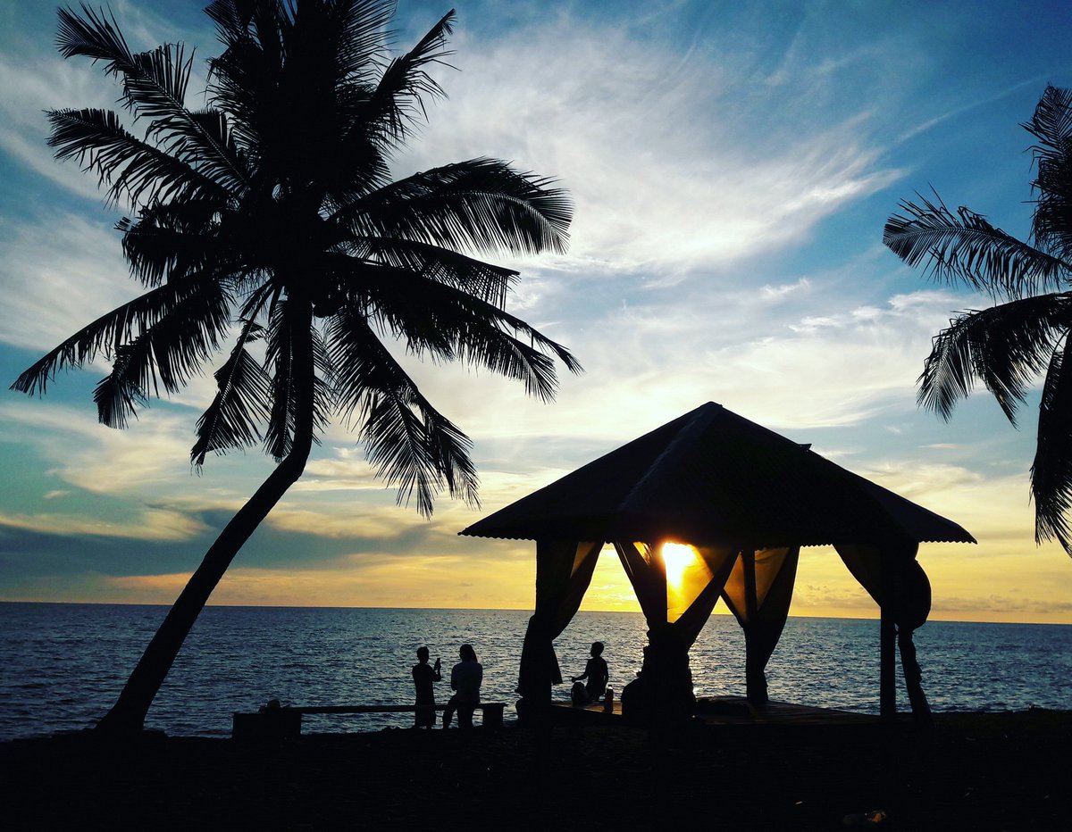 Pic.02 - Menikmati keindahan pantai Lokasi Selatan Bumi Lasinrang. cc <a href="/KotaPinrang/">Kota Pinrang</a> <a href="/KarebaPinrang/">Suara Bumi Lasinrang</a> <a href="/insta_pinrang/">#instapinrang</a>