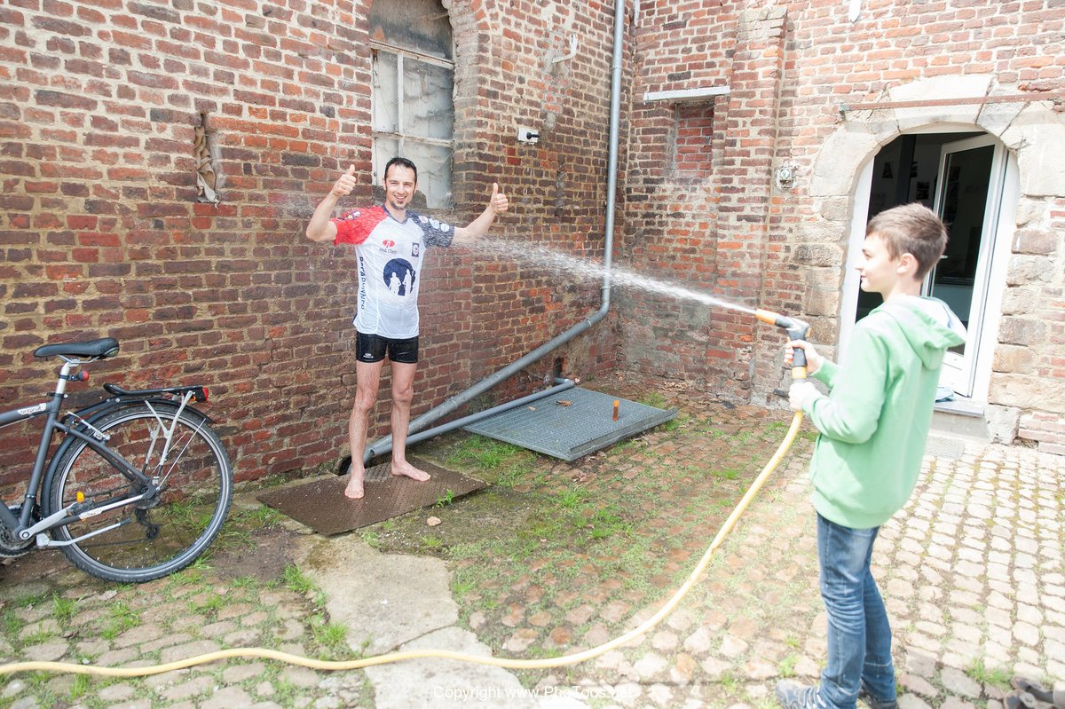 Wat doe je als je geen douche kunt vinden? Juist, de locals even om een wasbeurt vragen... #Roparun25 <a href="/photoosnet/">photoos.net</a>