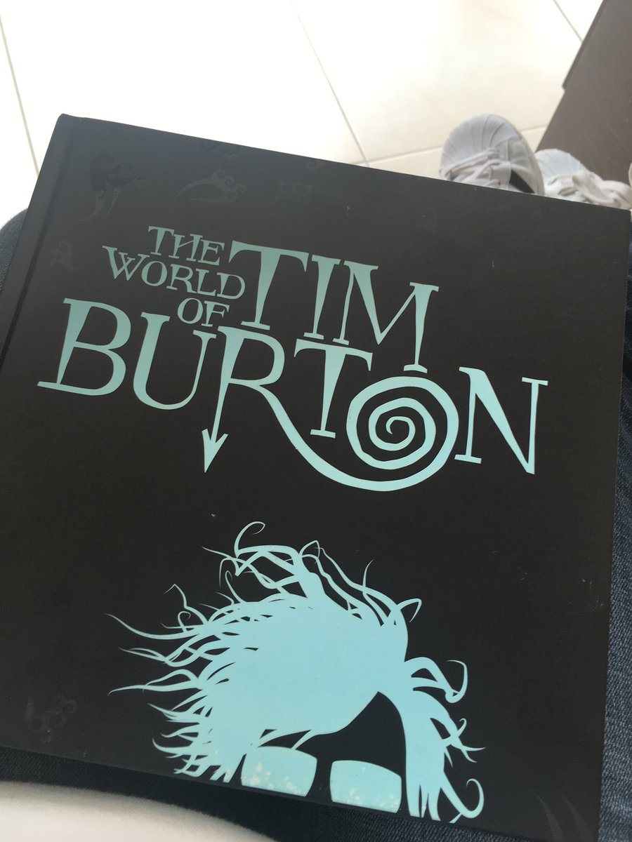 larafastar's tweet photo. Gracias al mejor ๐ #glowinthedarkbook #TimBurton #illustrations @neg9301 https://t.co/dFnTL0AqSn