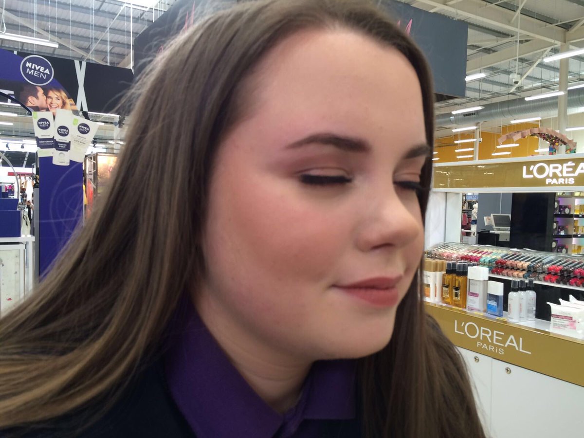 CharrCox's tweet photo. Happy prom girl ! @CornsJacqui @lisarowe28 @BeautyWrldSkool https://t.co/cG0asRsviM