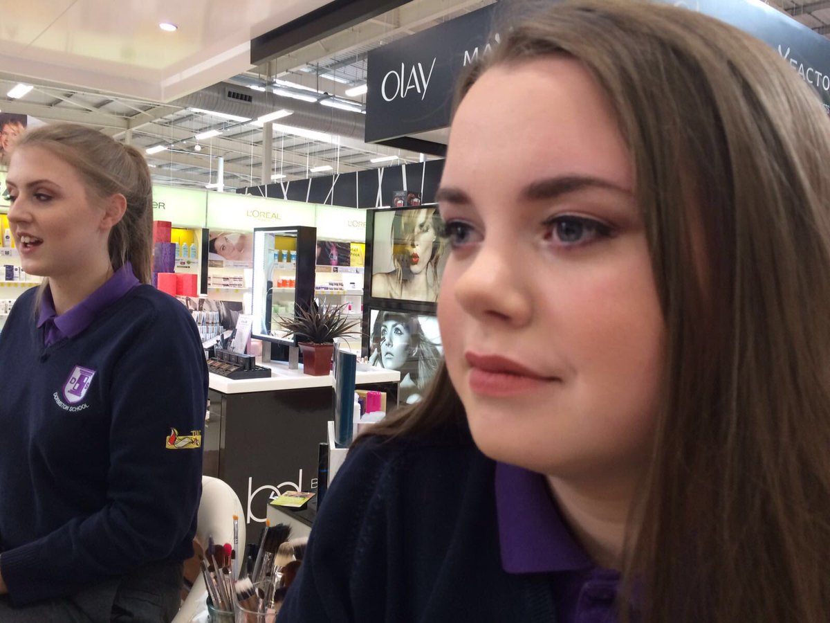 CharrCox's tweet photo. Happy prom girl ! @CornsJacqui @lisarowe28 @BeautyWrldSkool https://t.co/cG0asRsviM