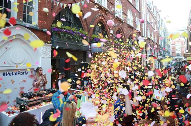 CampaignExpUK's tweet photo. In pictures: @BootsUK hosts petal party in London - https://t.co/4xu3oQOTKj #eventprofs #experiential https://t.co/iQSgch5XBH