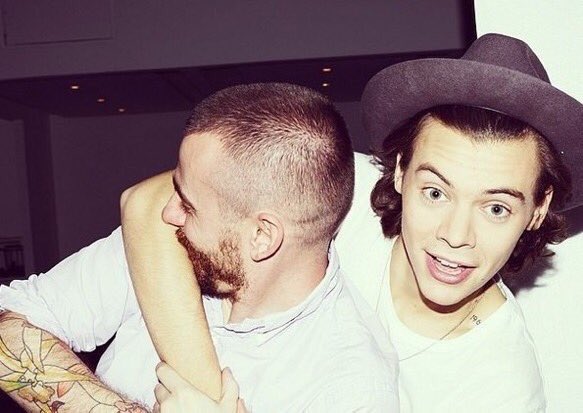 Sui_Group's tweet photo. Matt Irwin, fotografo y muy buen amigo de Harry fallecio. #RIPMattIrwin https://t.co/lh1G9ZiS6u
