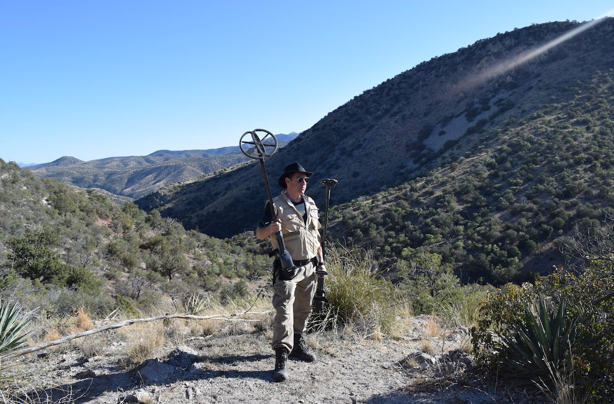 MeteoriteMen's tweet photo. #FF Our @geoffnotkin author, adventurer, meteorite maven, producer, and friend to strange animals π https://t.co/KkRxcCRsd2