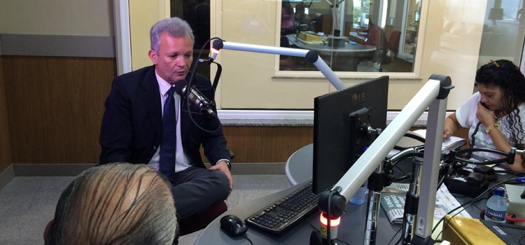 #Radiodifusão | Ministro Figueiredo valoriza importância das rádios na integração do país goo.gl/9UaugZ