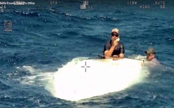 2 men rescued after #boat capsizes near #JupiterInlet. bit.ly/1TscsRp https://t.co/k1mZlyowE0