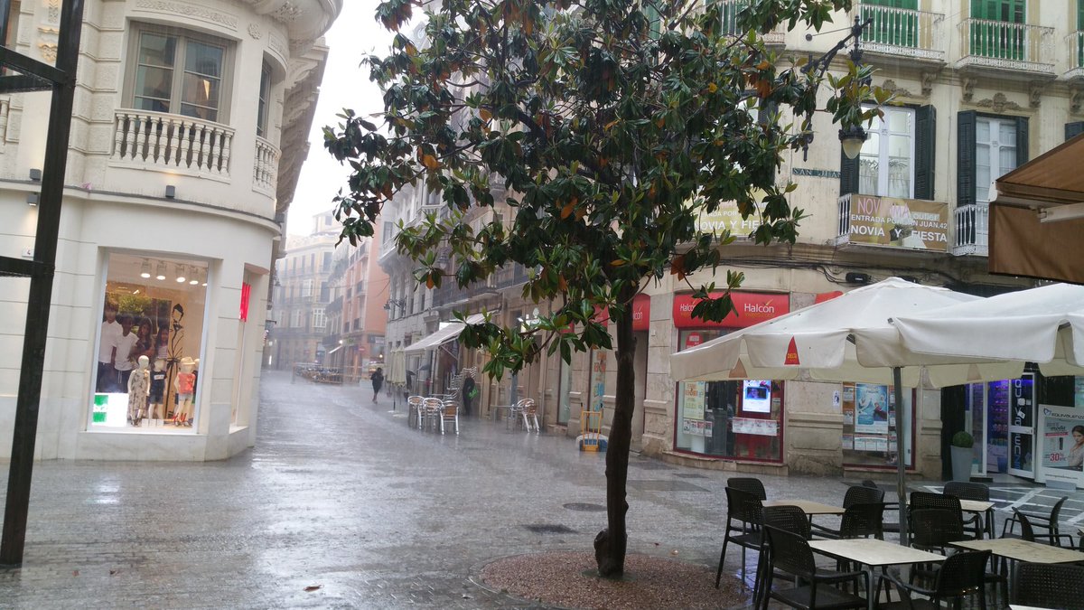 Vaya tromba de agua en Málaga....ahora, eso sí,  limpia se va ha quedar.