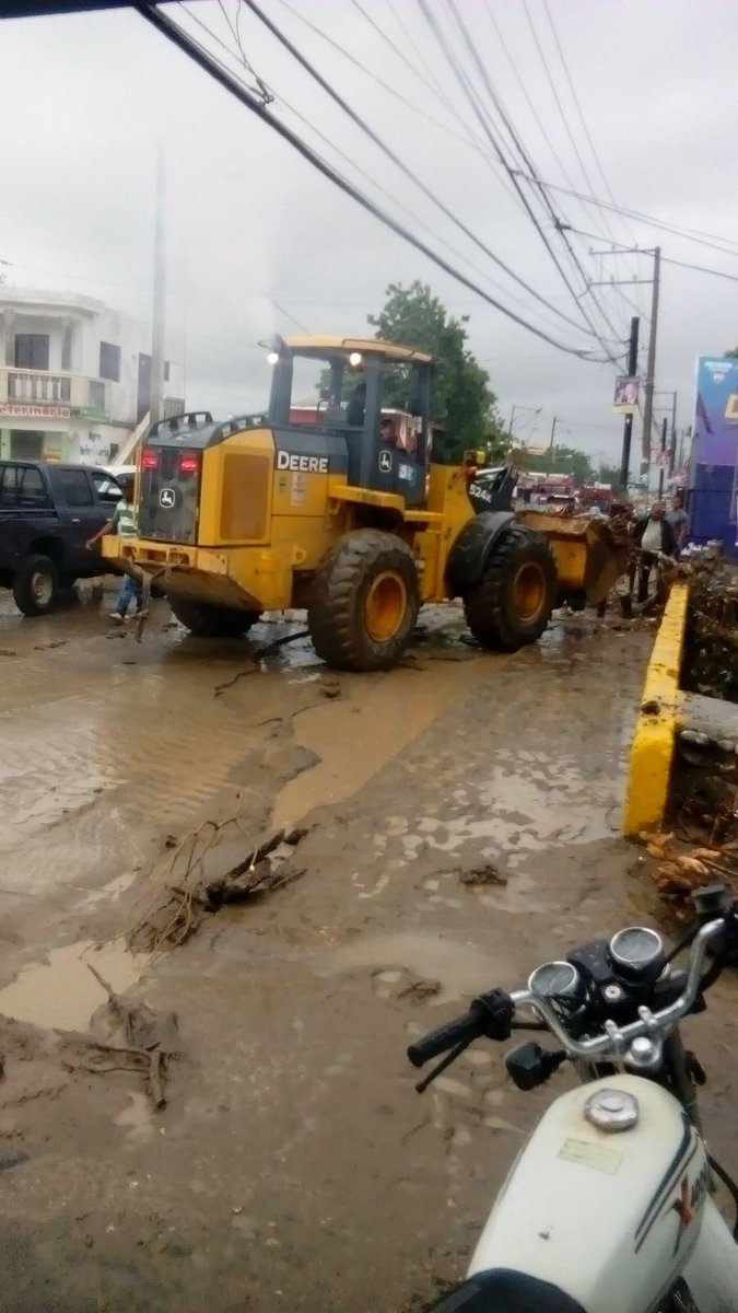 Jacobommoquete's tweet photo. Brigadas @MOPCRD reparan tramo Juan Esteban - Nolasco en Neiba, lluvia derribó puente - alcantarilla #MOPCenAlerta https://t.co/uuXhyW66Ry