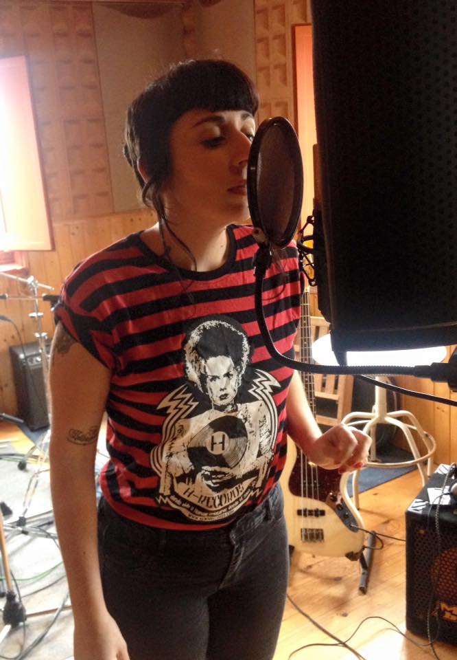 Inquietass's tweet photo. Carla de Figueredo, nuestra directora, en la grabación de su nuevo disco con THE HELLBUCKERS #thehellbuckers #soul https://t.co/0tB1ZzynUS