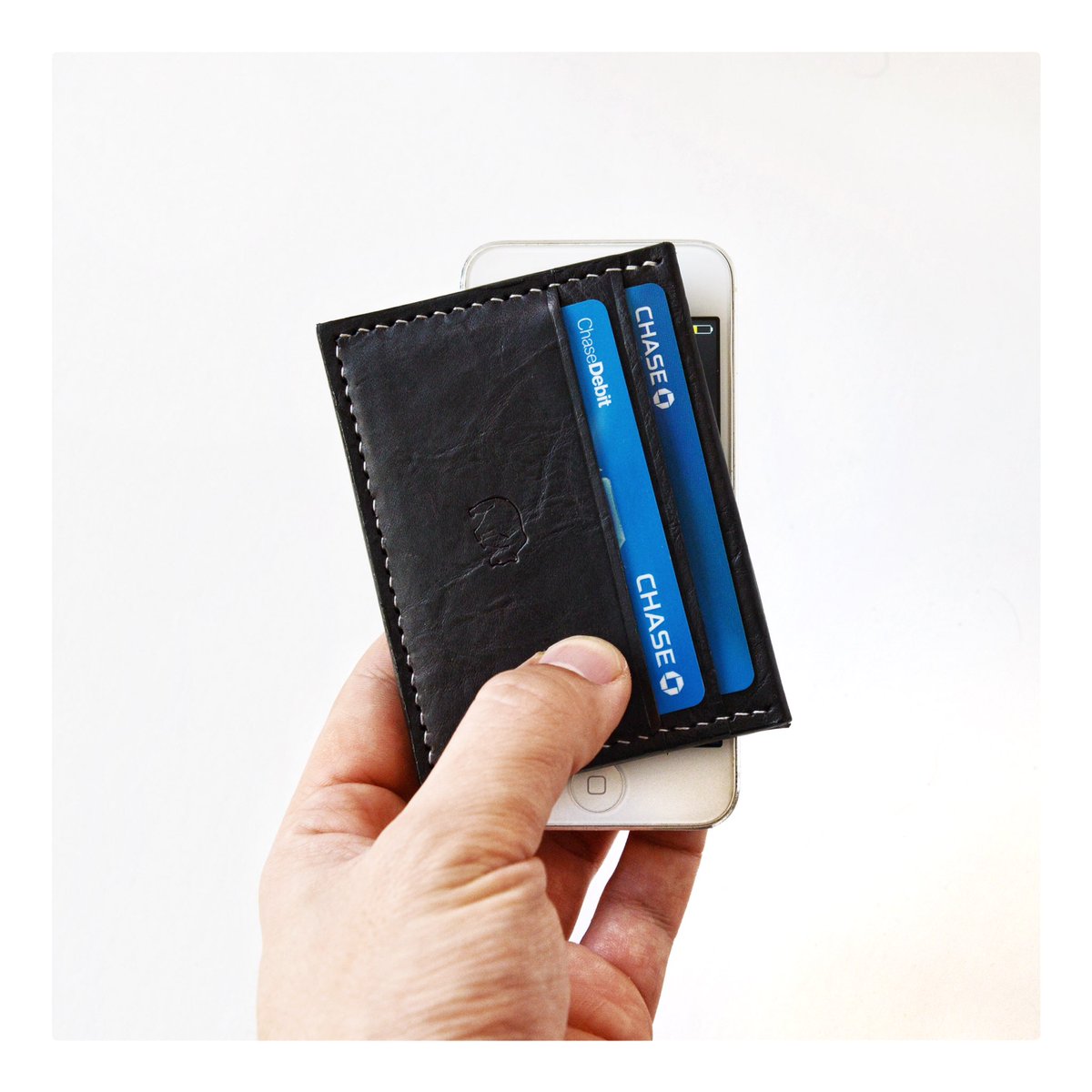 A phone and a good cardholder are all that's needed as #everydaycarry. Shop it here: hrvygoods.com/product/distre…