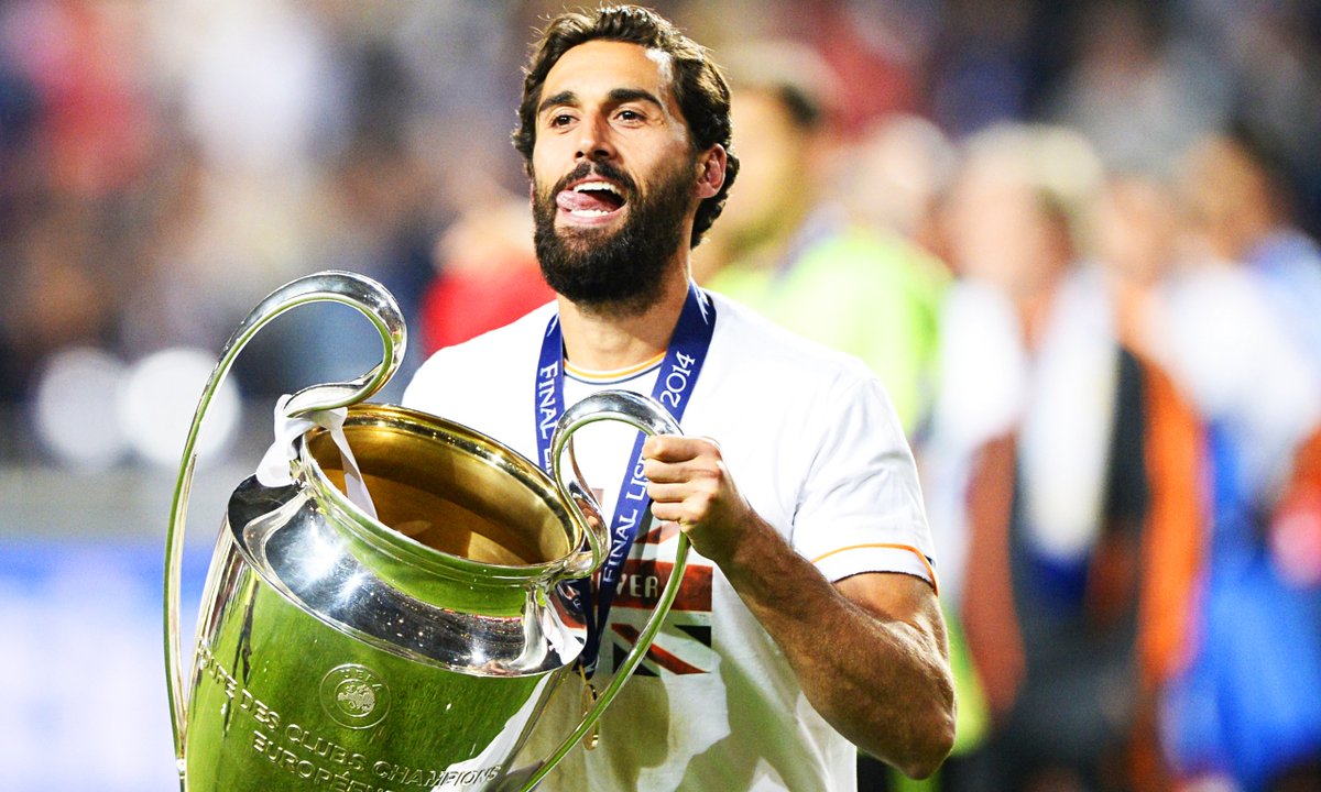 LuisCalles9's tweet photo. Gracias por todo lo que has hecho por mí y por el madridismo. Eternamente agradecido, Álvaro. #GraciasArbeloa https://t.co/5GUnRxC1kB