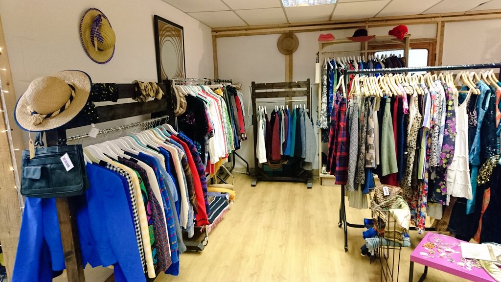 peacockbluev's tweet photo. Looking good in the Vintage Retreat! @retreat_vintage 3 traders together makes your shopping more fun! #vintage https://t.co/AEADSwcqEy