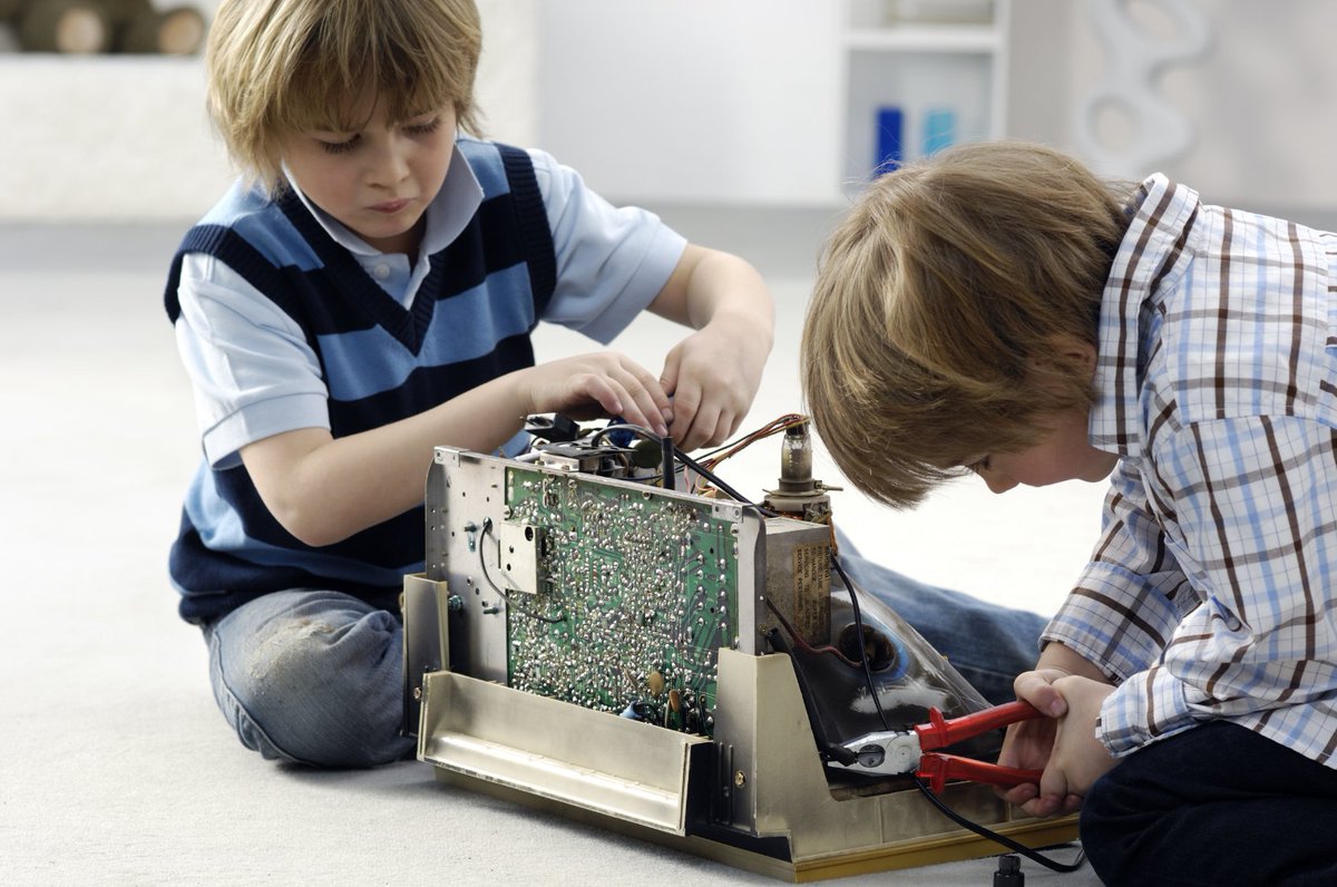 Give your students the gift of making. Stock your #makerspace toolbox with these pro tips: bit.ly/1TMxpcB