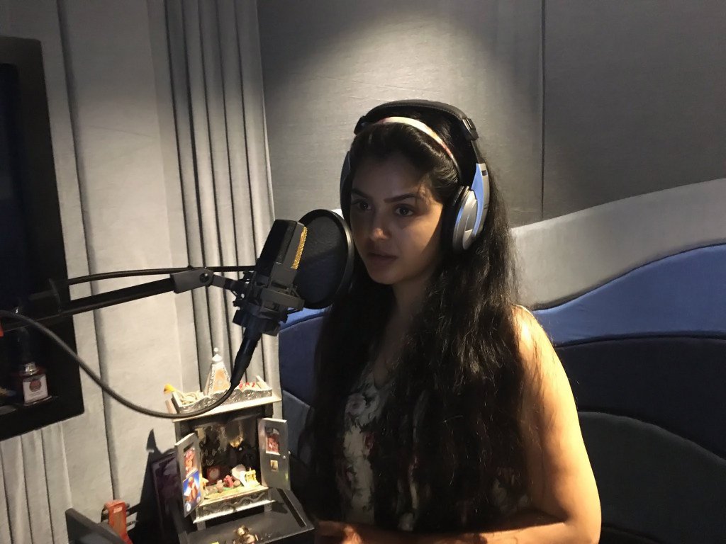 _MonalGajjar's tweet photo. Monal Gajjar During Dubbing Movie Thai Jashe @Gajjarmonal #monal #monalgajjar https://t.co/5TnpyQZTNv https://t.co/VrhEobBfK7
