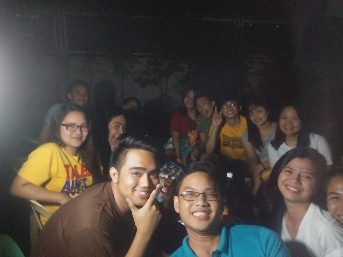 Cnbulawan's tweet photo. After how many years atlast nagkitakita ulit 😂😂😂 #elemclassmates https://t.co/J3DlmWaVBV