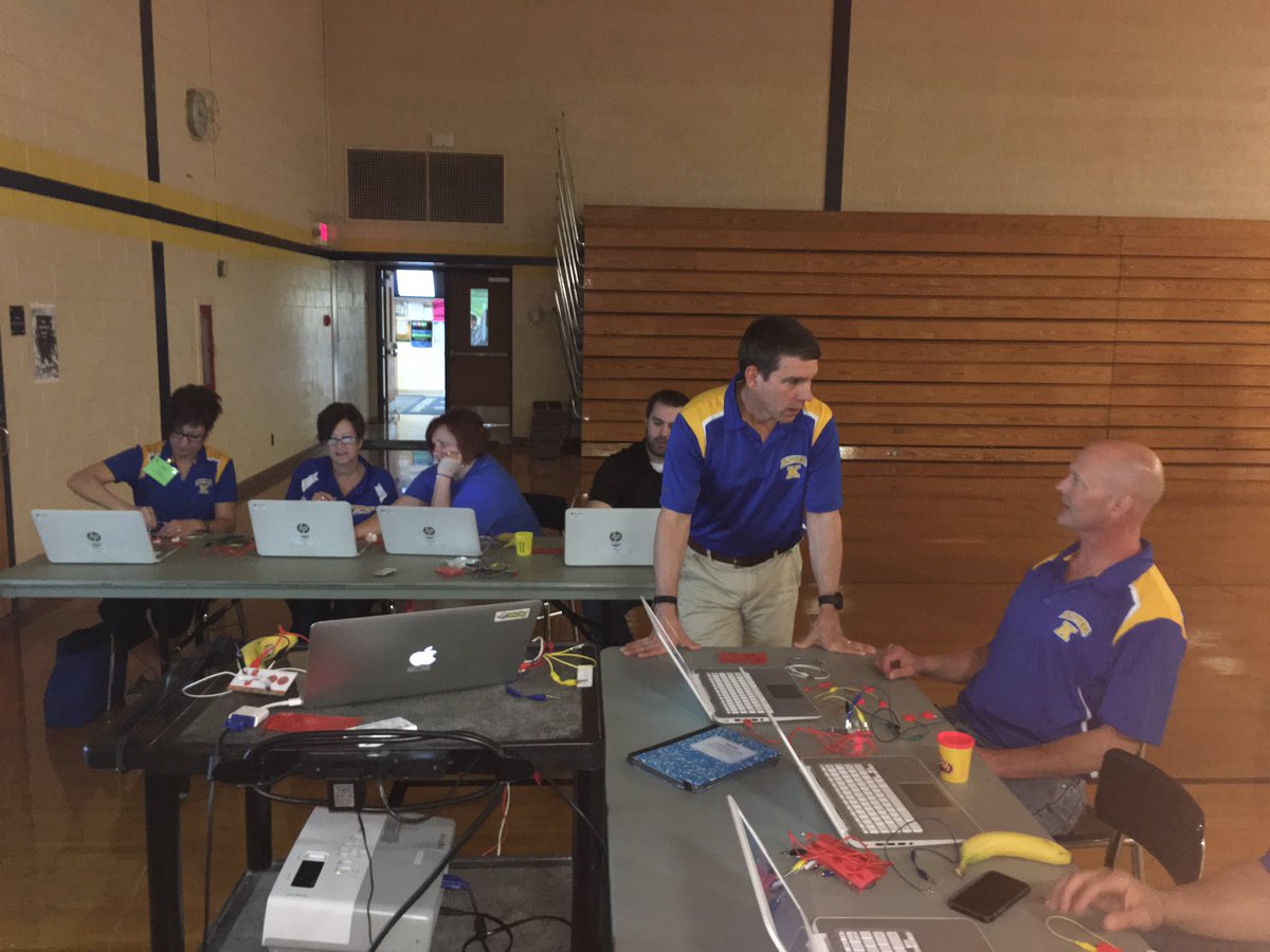 dholmes91's tweet photo. @careylabs presents on using Makey Makey at #upmacul 2016. #kmsleader https://t.co/6nXsxbWTCa