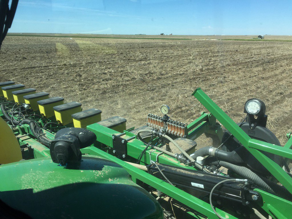 FarmerLong1109's tweet photo. Back at it again #dryenough? #plant16 #dekalb @GinaSquirt @Asgrow_DEKALB https://t.co/QUJdm3fNh0