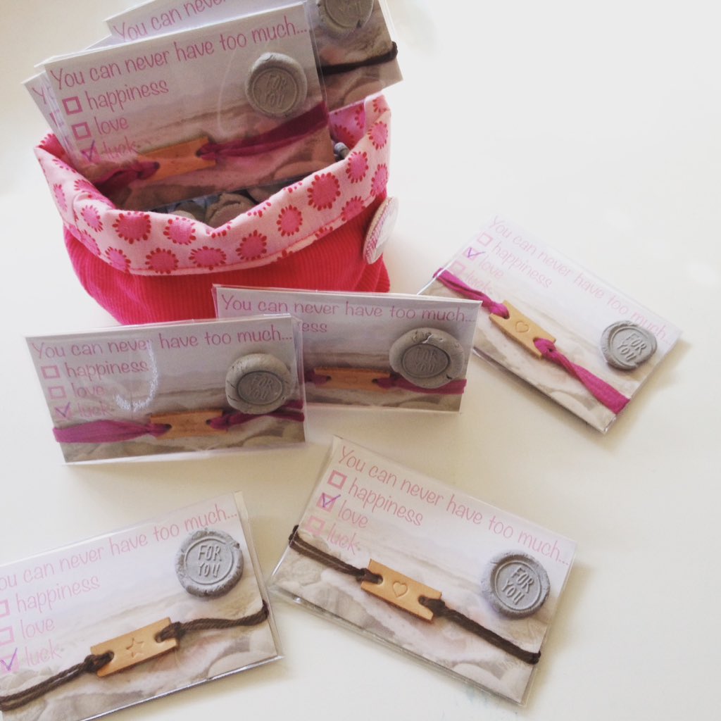 Armbandjes van leren labeltjes gemaakt #achterlatertjes