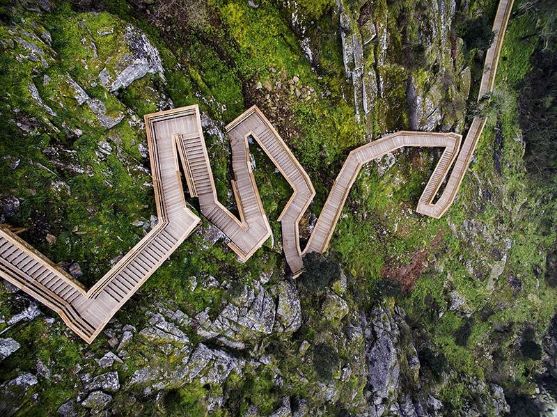 Distinctboxes's tweet photo. Pavia Walkway, 8km wooden walkway that clings to the mountain side, Arouca, Portugal -Pics Nelson Garrido https://t.co/fMIJHlD4rF