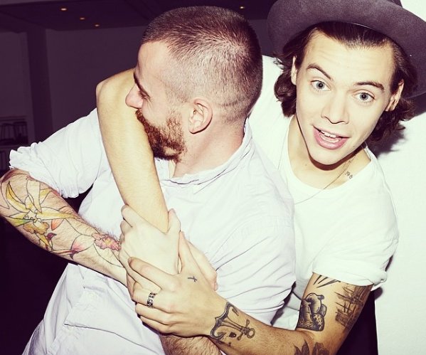 J14Magazine's tweet photo. #Directioners honor @onedirection's photographer @mattirwinlondon https://t.co/a3MKHcVqjW #RIPMattIrwin https://t.co/t0FSoq6wtS
