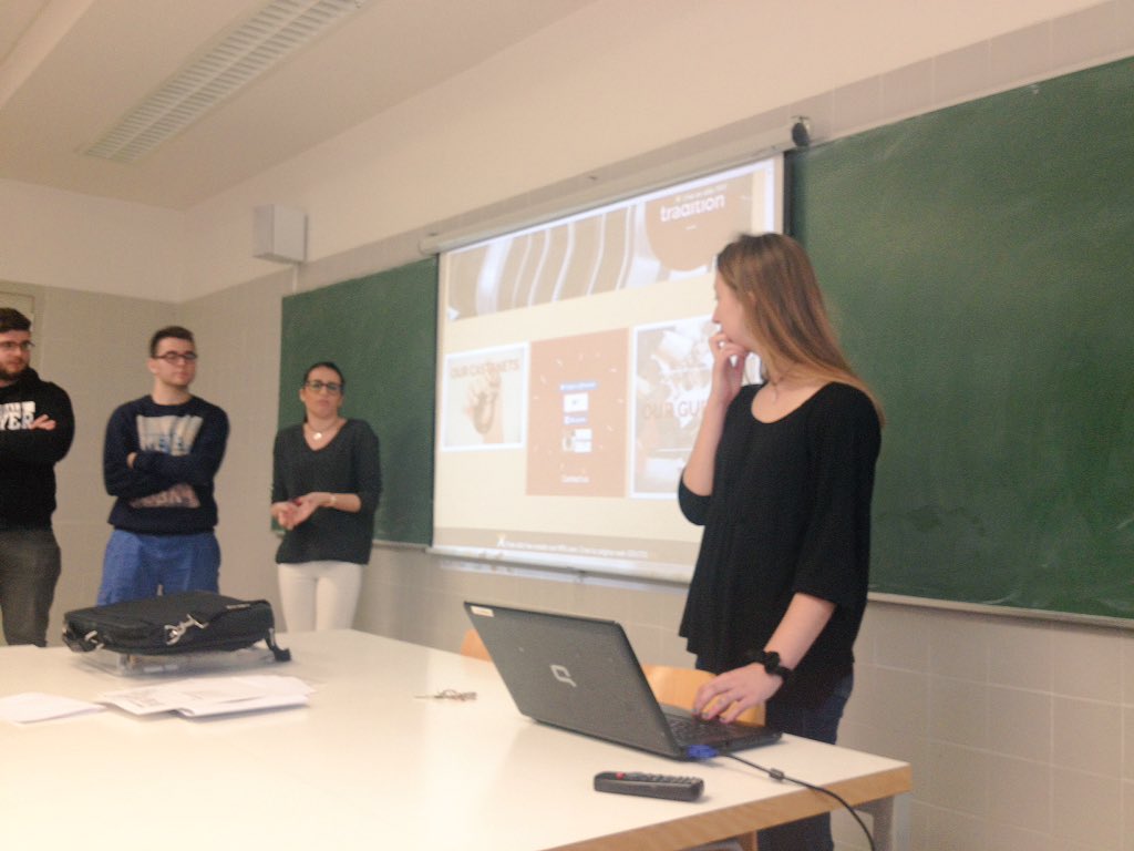mariampcs's tweet photo. Hoy el alumnado de 1º de #ADEdigital de @floridauni ha presentado sus webs y han hecho un trabajo increíble!! 👏🏼👏🏼👏🏼 https://t.co/Nqv9Mrxd6X