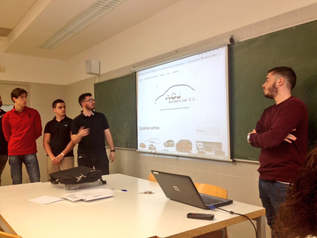 mariampcs's tweet photo. Hoy el alumnado de 1º de #ADEdigital de @floridauni ha presentado sus webs y han hecho un trabajo increíble!! 👏🏼👏🏼👏🏼 https://t.co/Nqv9Mrxd6X