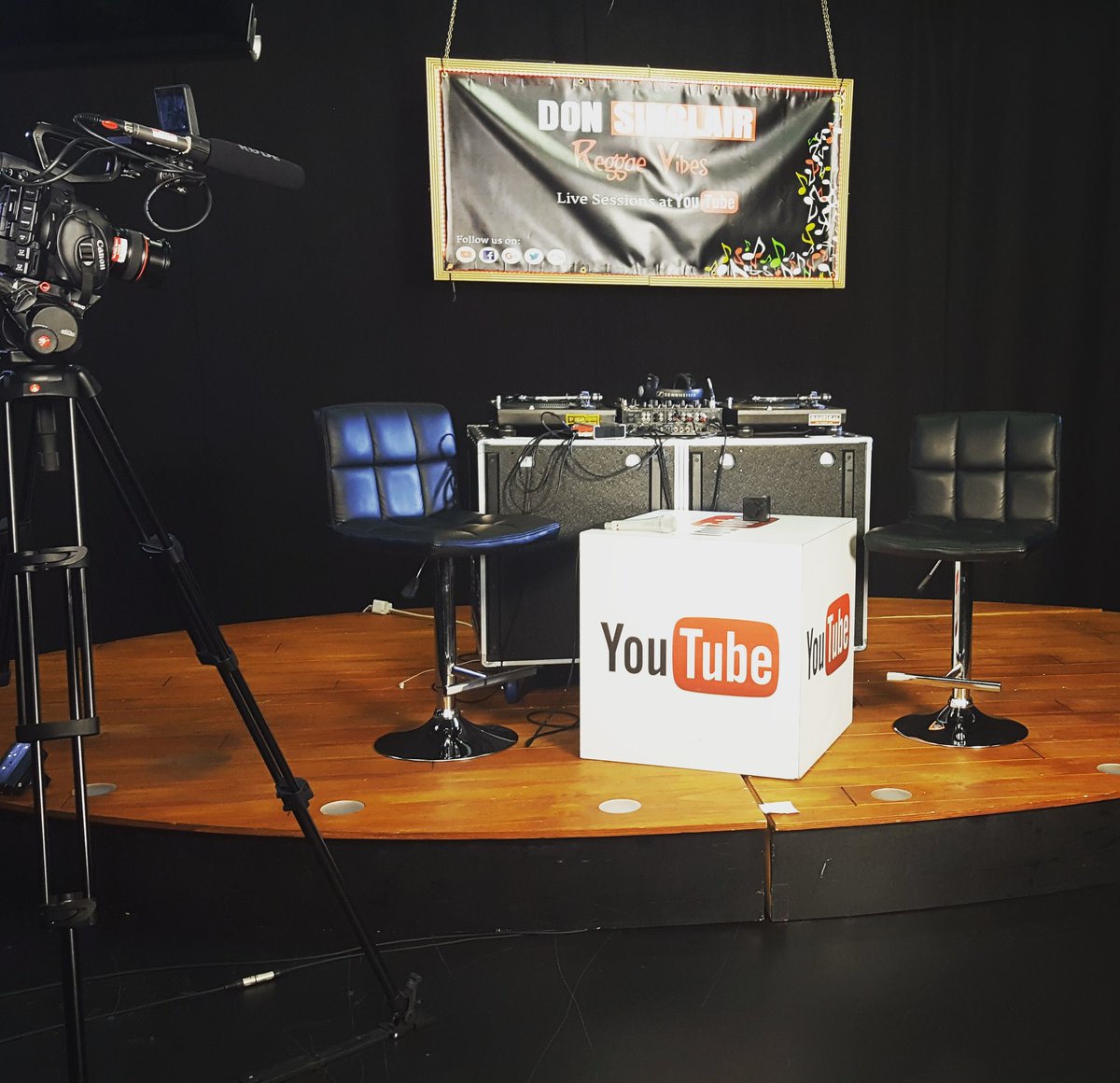akylahofficial's tweet photo. Tonight's office #YouTube interview with #djredant for #donsinclair #reggaevibes #urbanrock #presenter https://t.co/NAT0P05lwM