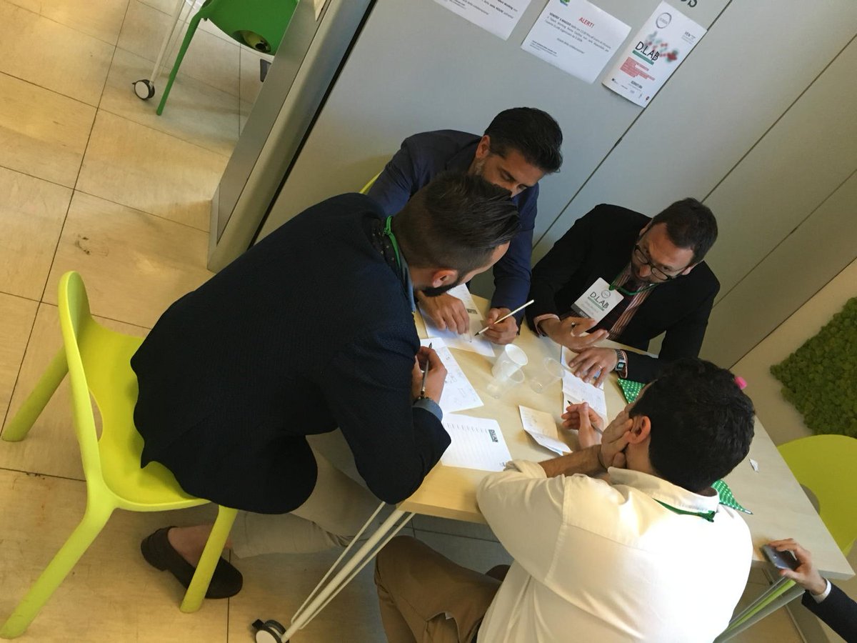 leavethesign's tweet photo. Mentor al lavoro per decidere il vincitore. #DLab Call for Designers #FreeLamp #Leavethesign #Lasciailsegno https://t.co/qkPiQ1j5Rv