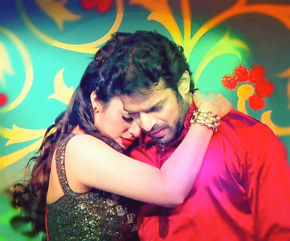 nadee_M_D's tweet photo. Hide me smwhr in ur heart #Divan ππ #theyramagic ishraforever #VDspecial #mohaabat #love @Divyanka_T @TheKaranPatel https://t.co/I20qfz2tFU