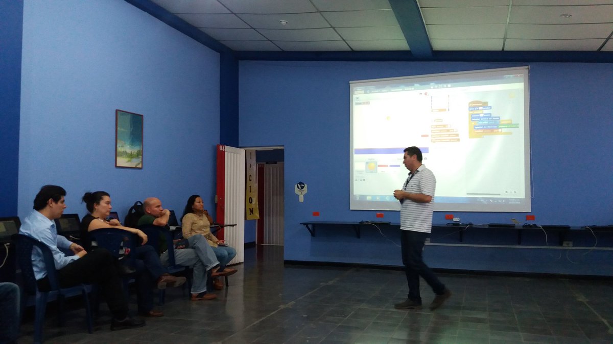 uhernandez's tweet image. Gracias a Julio Ariel de Grupo #IDIS por taller de #Childprogramming con #Scratch con docentes de @PopayanCO