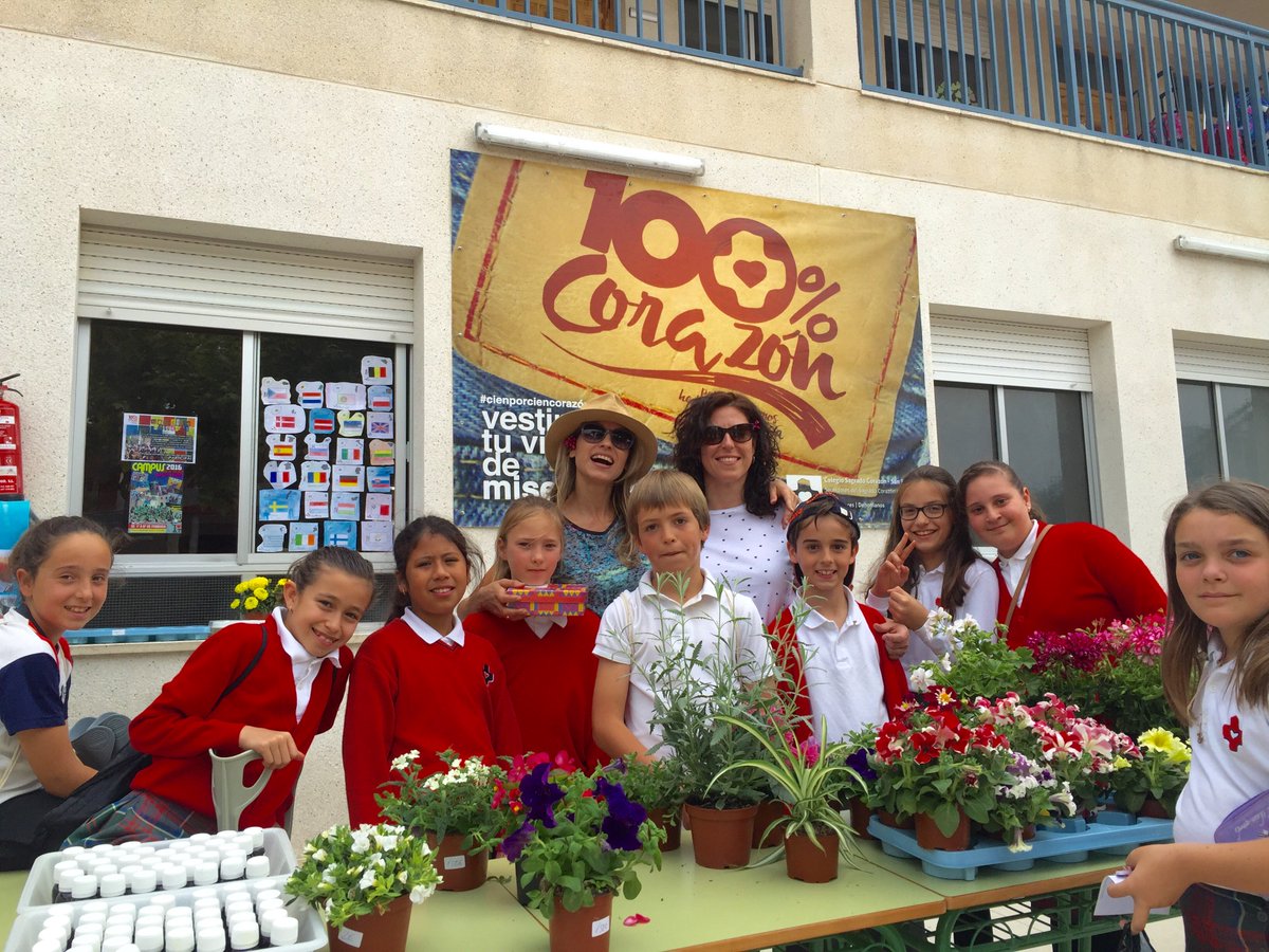 colegioscorazon's tweet photo. ¡Qué bien lo pasan los alumnos en el Mercadillo Solidario! Lo recaudado será para las víctimas de Bahía de Caráquez https://t.co/pQpnPJMiP7