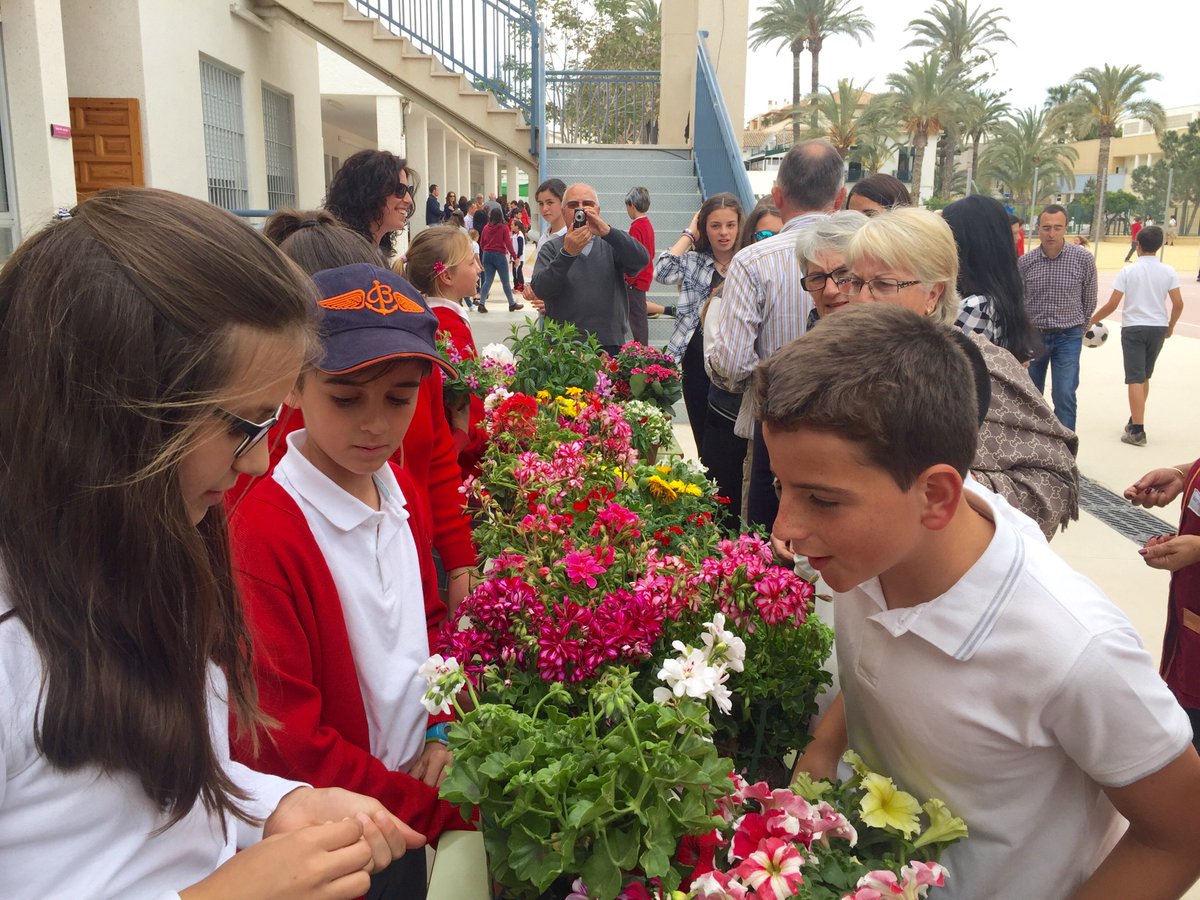 colegioscorazon's tweet photo. ¡Qué bien lo pasan los alumnos en el Mercadillo Solidario! Lo recaudado será para las víctimas de Bahía de Caráquez https://t.co/pQpnPJMiP7
