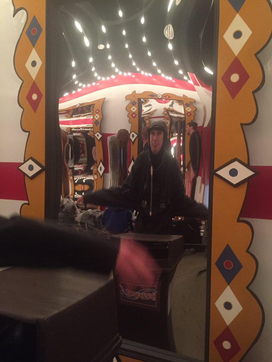phorthephysics's tweet photo. The combination of concave and convex mirrors make storcky look the height of a normal person. #mirrors #rlphun https://t.co/VwbdbGVGUr