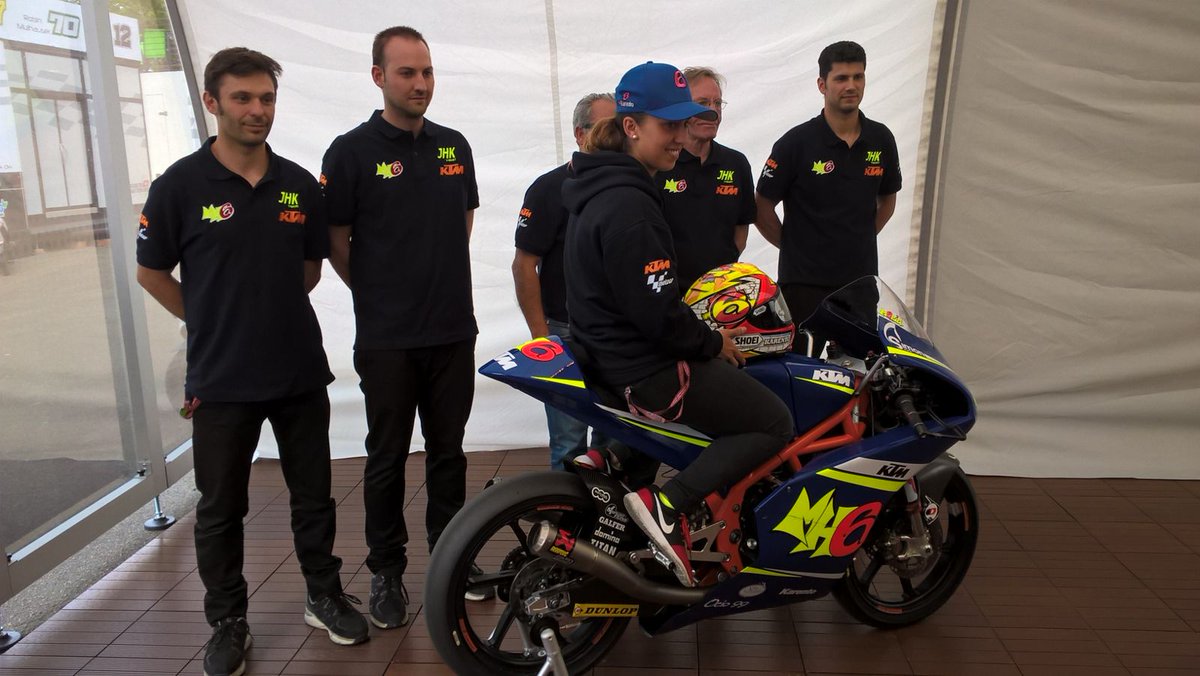 movistar_motogp's tweet photo. MH6 ya es una realidad.
@MariiaHerrera_6 presentó su nuevo equipo: piloto y empresaria al mismo tiempo. #FrenchGP https://t.co/gwdQSxMoPJ