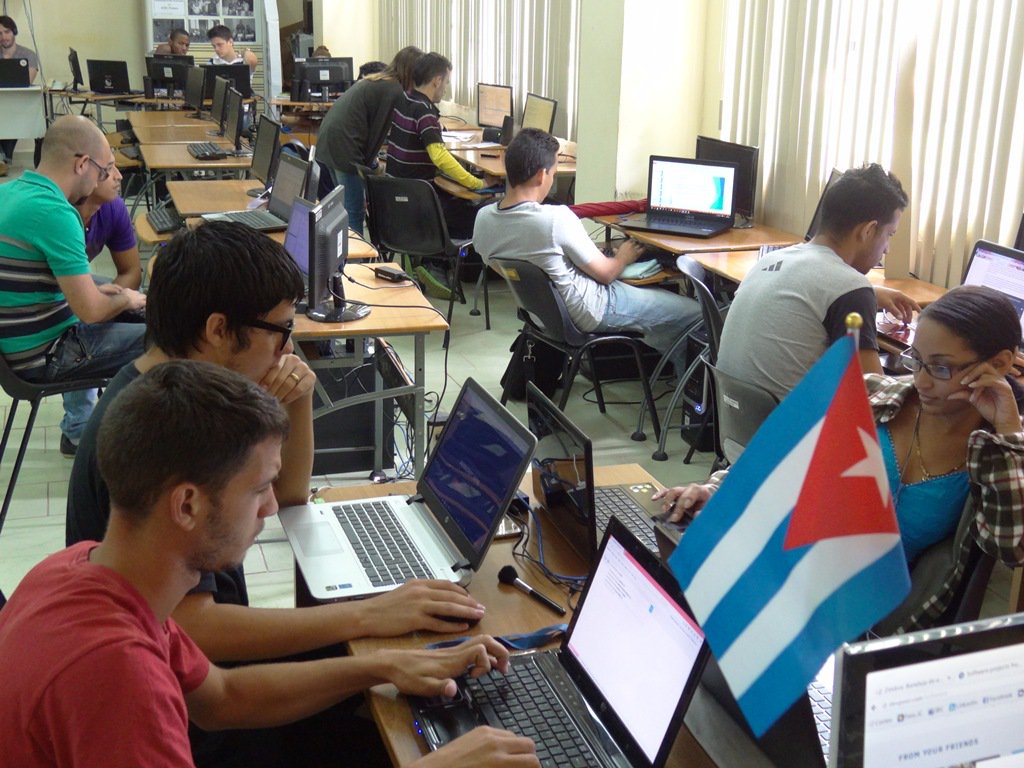 odalysfm's tweet photo. Culminó el evento de programación por equipos #DevCa2016, @DevCaribbean  en la sede @universidad_uci https://t.co/nl4CQvBpII