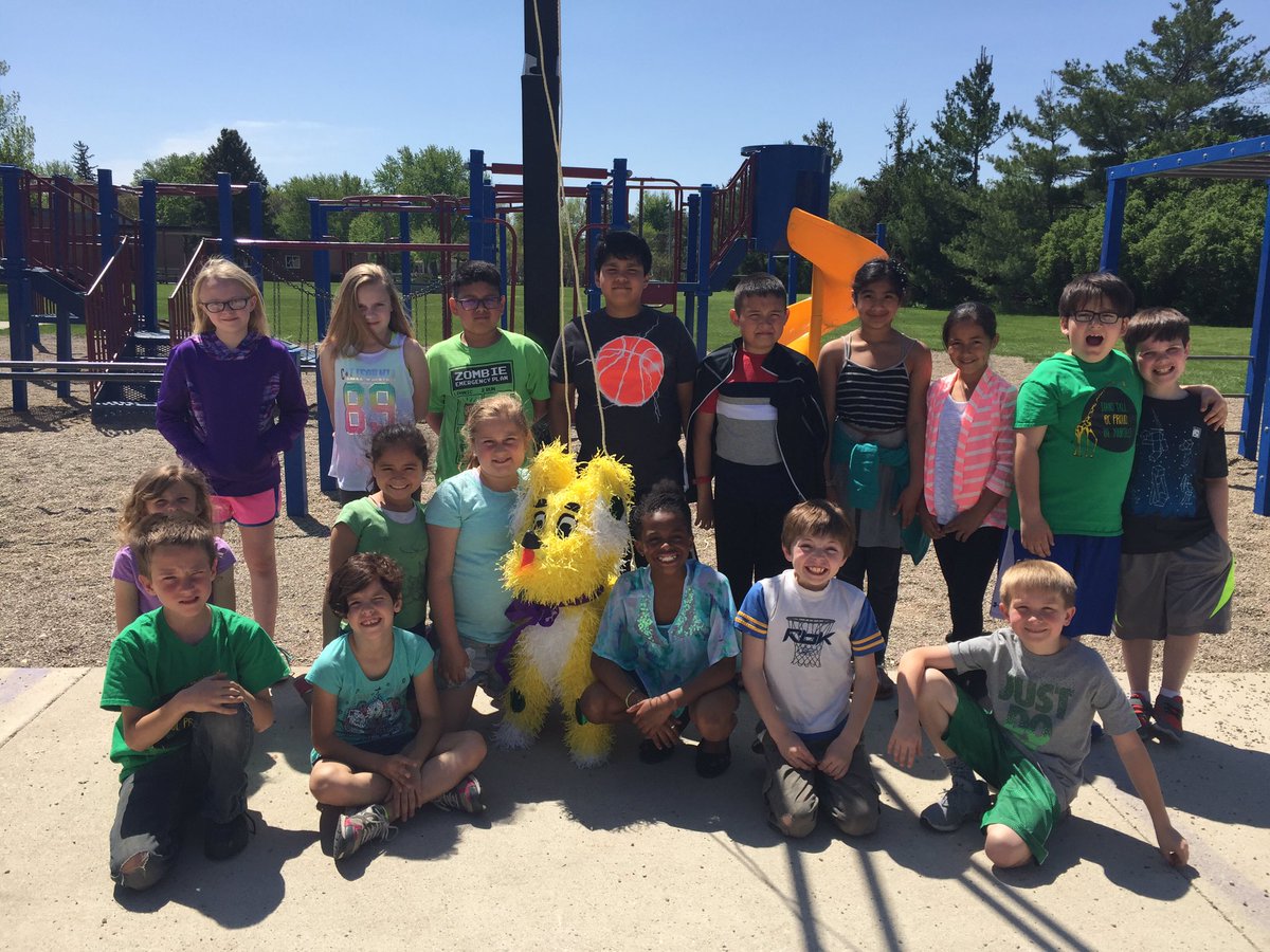 MsMilnersClass's tweet photo. Piñata fun at school!  Can't wait for Festival de Hispano tonight. #EGElem https://t.co/DnyaV8ICMI