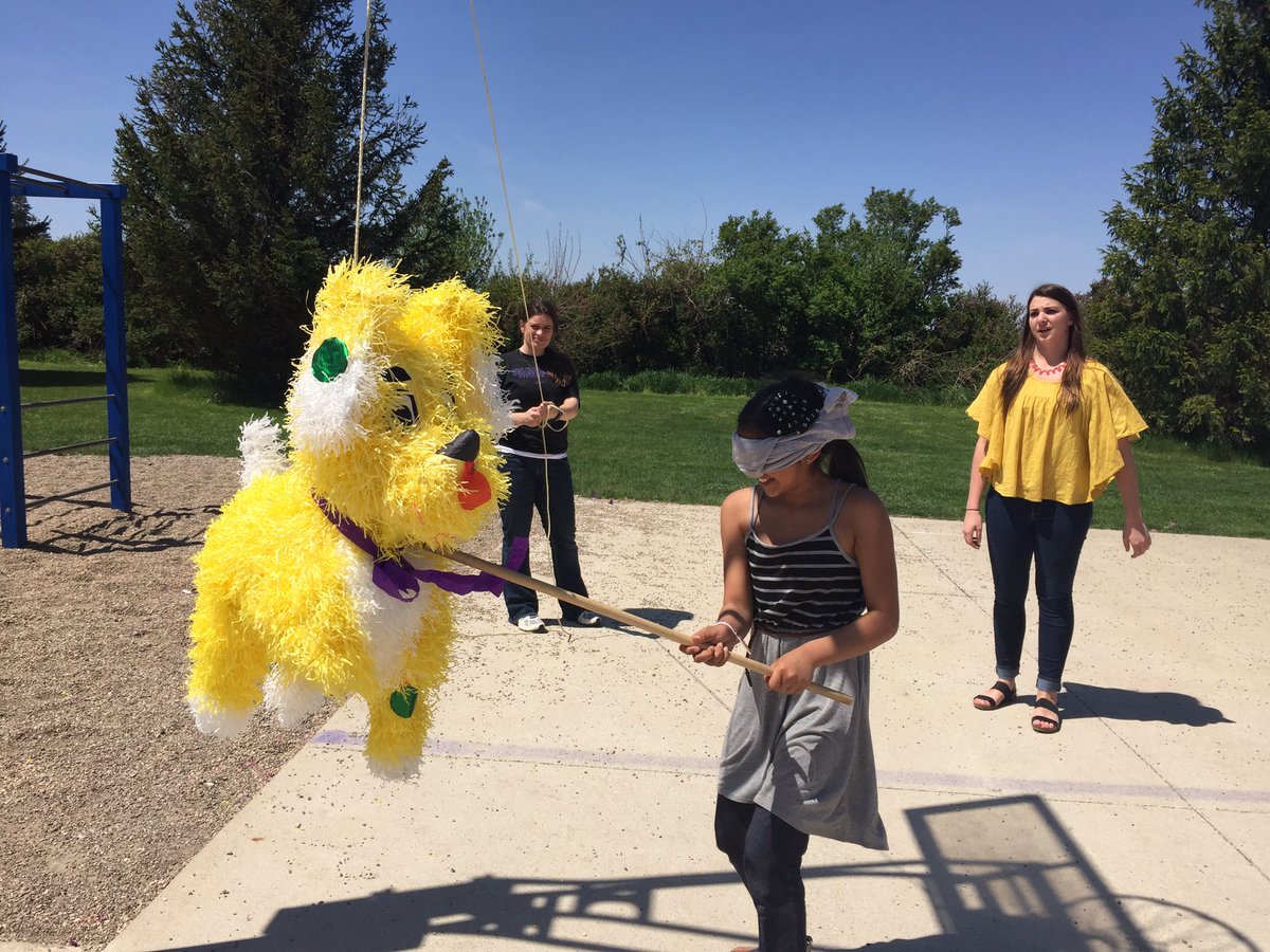 MsMilnersClass's tweet photo. Piñata fun at school!  Can't wait for Festival de Hispano tonight. #EGElem https://t.co/DnyaV8ICMI