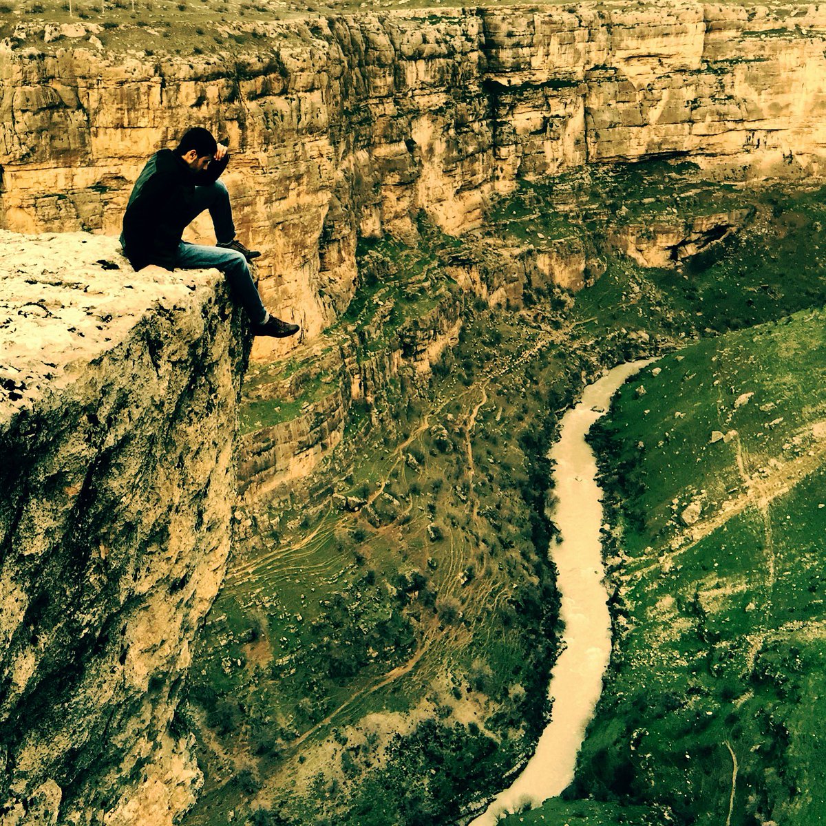 Boşversene kimin Umüründeyiz.