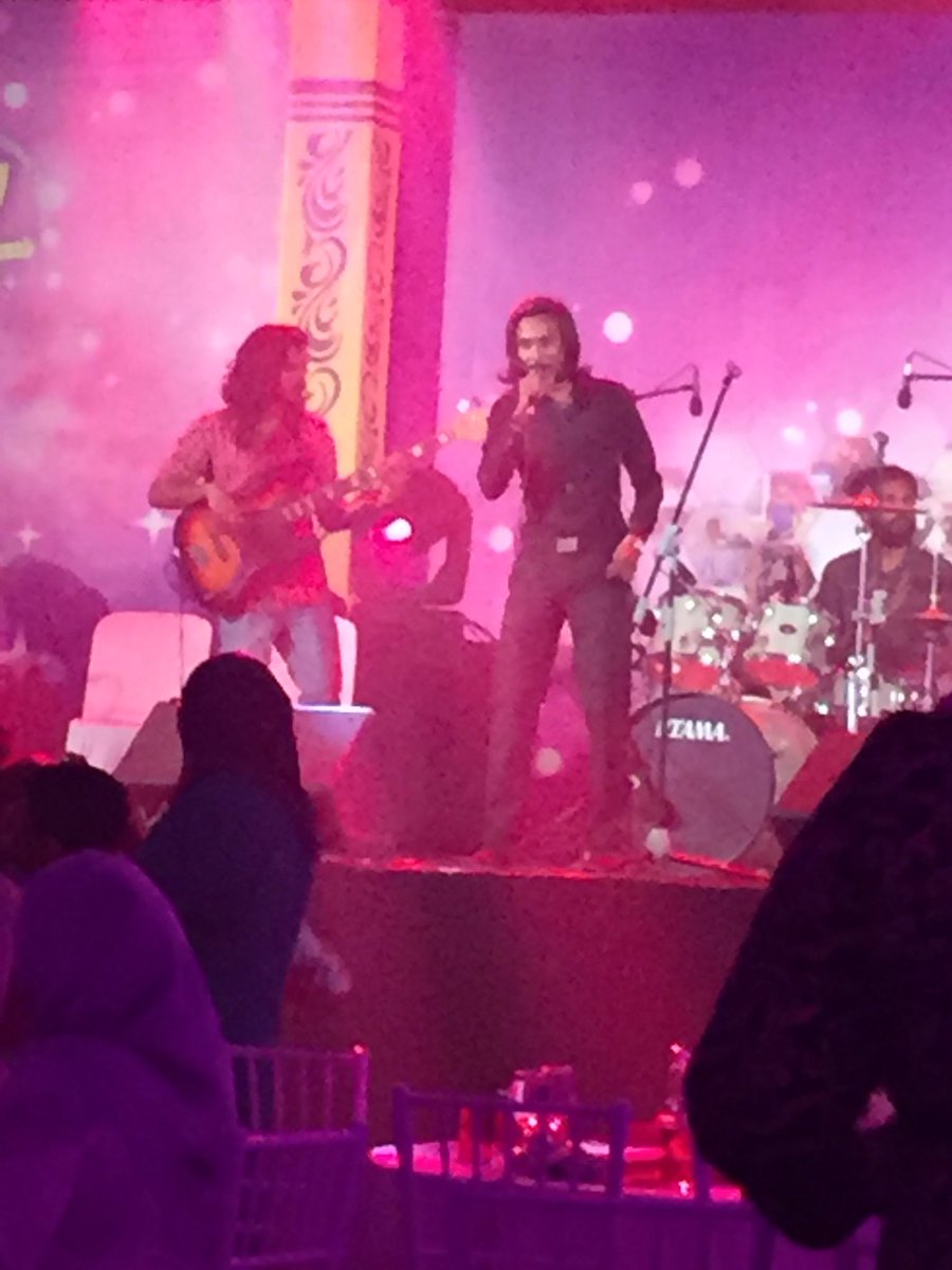 ibujalyl's tweet photo. @teamfitguy @FalihAdam now performing at GIS dinner night https://t.co/bEiDsI6plf