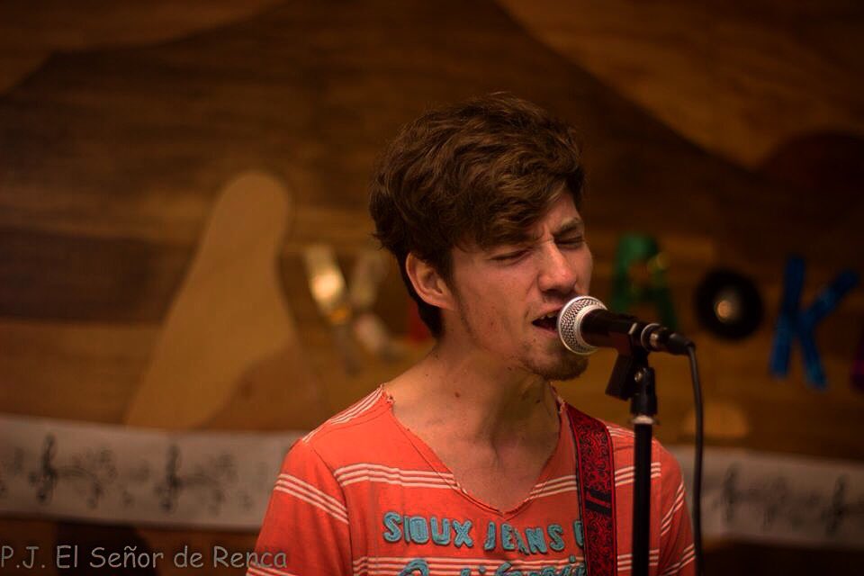 Los chicos tocando en su primer show y entregandolo todo en el escenario👌🏼