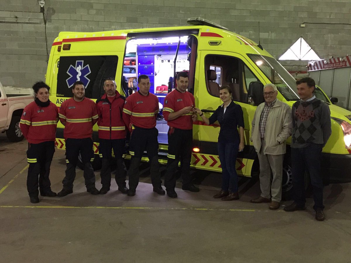 GLobios's tweet image. Hoxe foinos entregada por o concello a nova ambulacia