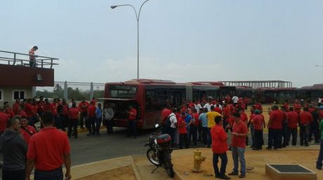 ElNacionalWeb's tweet photo. [Fotos] Trabajadores paralizan Metro de Maracaibo por incumplimiento de pagos https://t.co/aTEGcWfdEc https://t.co/cqfQBeUP2J -