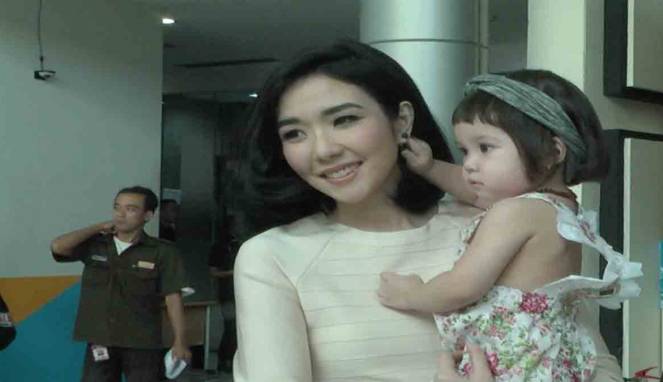[VIDEO] Gisel Dan Sang Buah Hati Gempita Noura Marten viva.co.id/video/read/559…