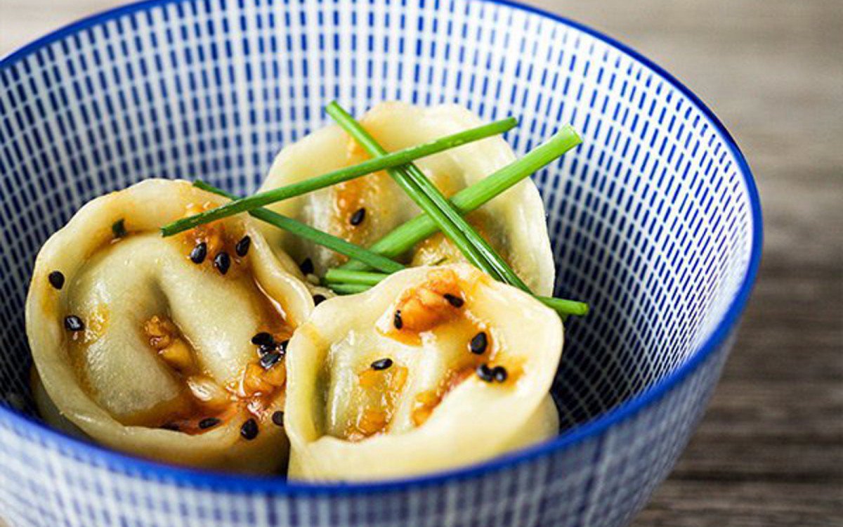 OneGreenPlanet's tweet photo. Homemade Dumplings With Peanut Chili Sauce @goodnesskitchen https://t.co/jAyBCMRO2n #EatForThePlanet #Vegan https://t.co/yeXVMrW11q