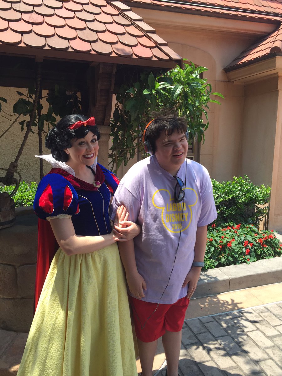 LABBBREC's tweet photo. #LABBBDISNEY2016 more #EPCOT friends https://t.co/WlgCXefkUq