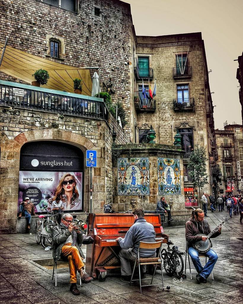 davidjcc_Zgz's tweet photo. Me gusta! by marisol59 - Música en las calles para un día gris 🔹 City of Barcelona #amar_… https://t.co/totHgBOKSe https://t.co/wjFfr5imb3
