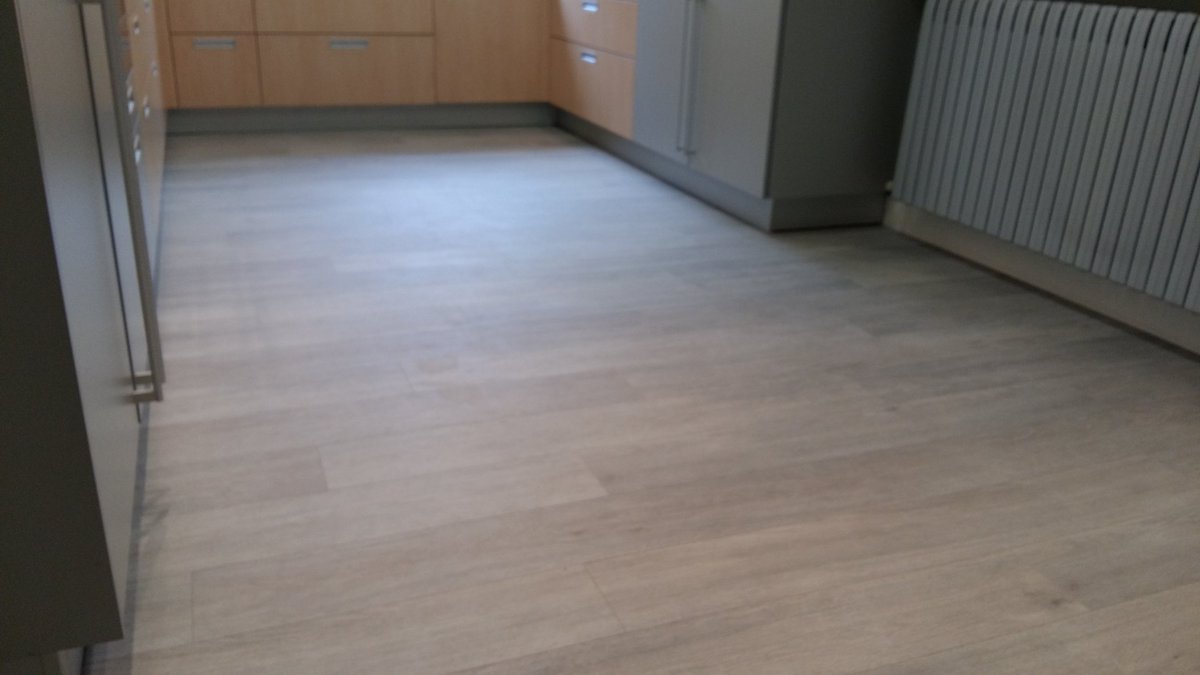 Trabajo terminado cocina de vinilo living de quick step