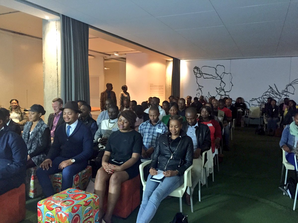 RakshaMahabeer's tweet image. And we&apos;ve got #entrepreneurs smiling and meditating for peace in #Africa #imeditateafrica @ArtofLiving @vanipavadai