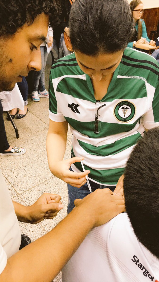 uni_sociem's tweet photo. Estas son imágenes del taller "Aprendé a vacunar", proyecto realizado por la Dirección de Educación Médica #ifmsapy https://t.co/APspcukFPE